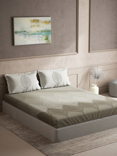 https://cdn.shopify.com/s/files/1/1857/6931/products/e3db9d40-b17b-4b94-b355-5903c7f72aae1696255805303DDecorGreyWhiteEthnicMotifs140TCQueenBedsheetwith2PillowCove1.jpg?v=1703241839